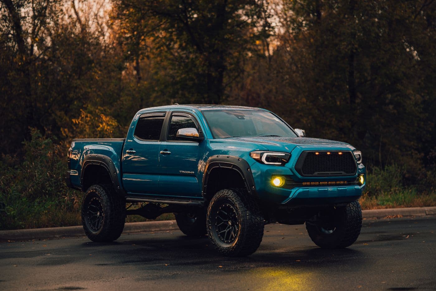 Lifted truck side profile with running boards